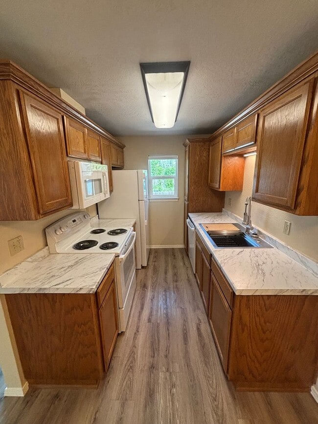 Building Photo - 13th St Townhome