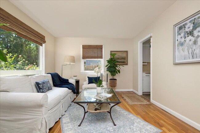 Building Photo - 2 Bedroom Cottage in the North End with to...