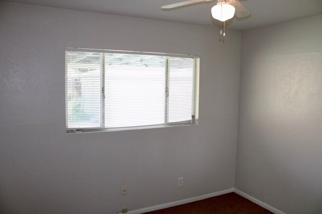 Building Photo - Cute 3Bedroom 1Bath Home Located Off Stockdale Hwy Centrally Located. Large Gated Yard. Gardner I...