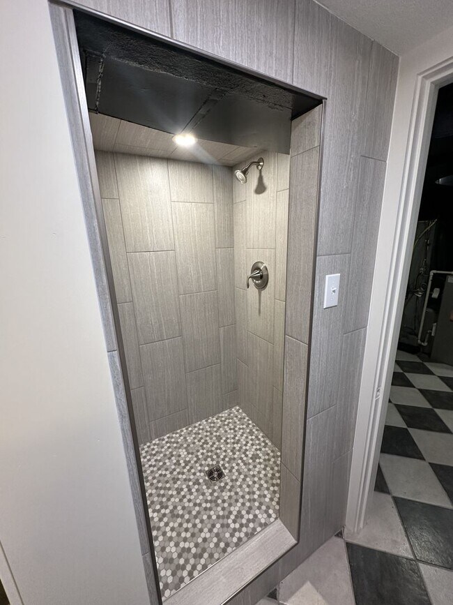 Building Photo - Renovated 3 bedroom with 2 large bonus rooms