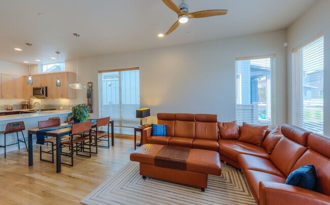 Building Photo - Discover this 3-bedroom, 2.5-bath townhome in Louisville!