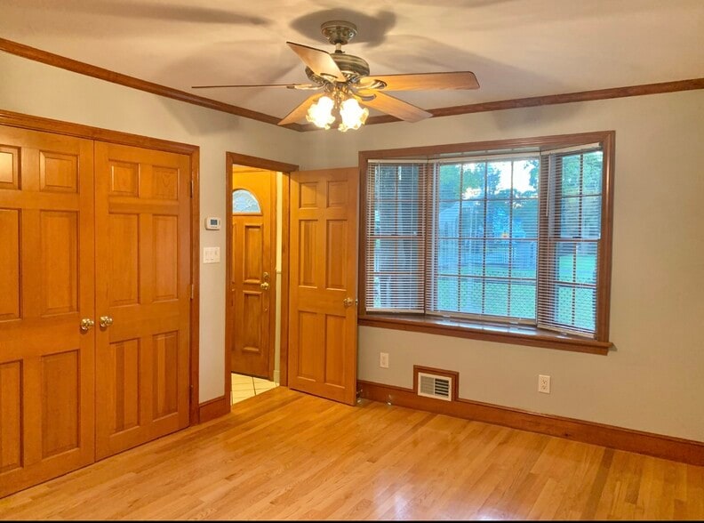Primary Photo - 239 Grove St