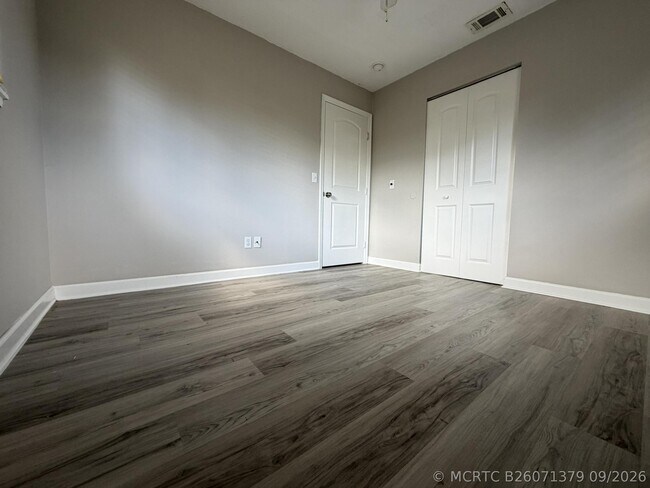 Building Photo - 1633 SE Arapaho Ave