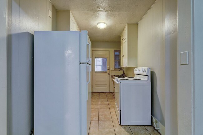 Building Photo - Lovely 1 Bed Home : 1407 1/2 Northwest 17th Street