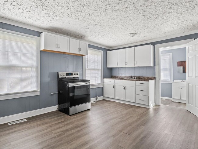 Building Photo - Spacious 2 Bed, 1 Bath Apartment