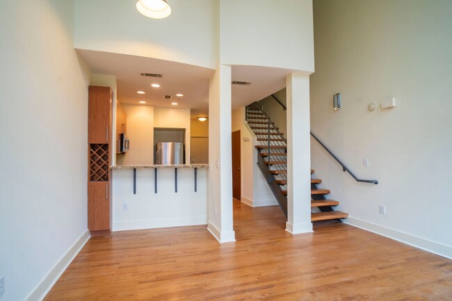 Building Photo - 1245 Caroline St NE