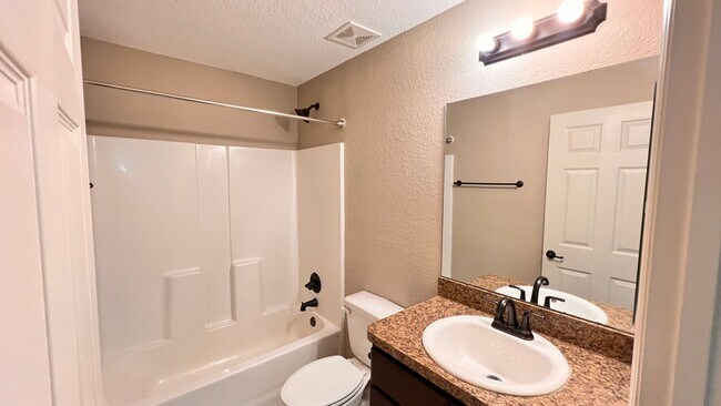 Building Photo - 3 BD/2BA Home in Beautiful Ocklawaha Ready for Move-In