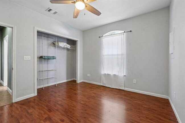 Building Photo - 286 Simpson Ave