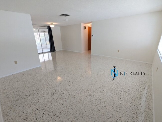 Building Photo - Large open 2/2/1 1378 Sq. Ft. with freshly...