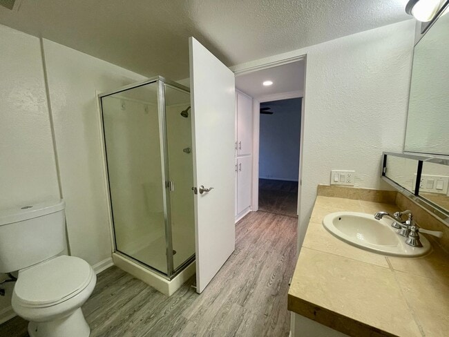 Building Photo - AVAILABLE NOW!!! 2 Bedroom 2 Bathroom Remo...