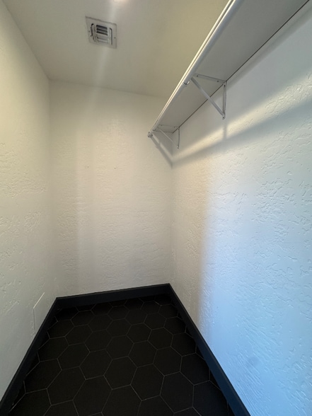 Building Photo - 1616 E Willetta St