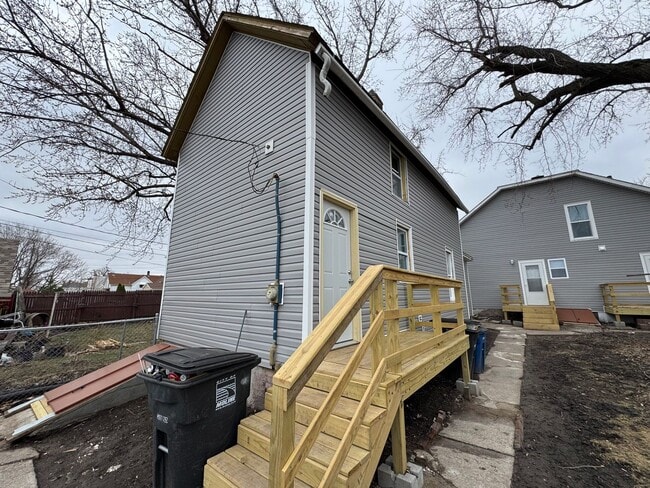 Building Photo - Updated 2BR Home with Reserved Parking – Moline