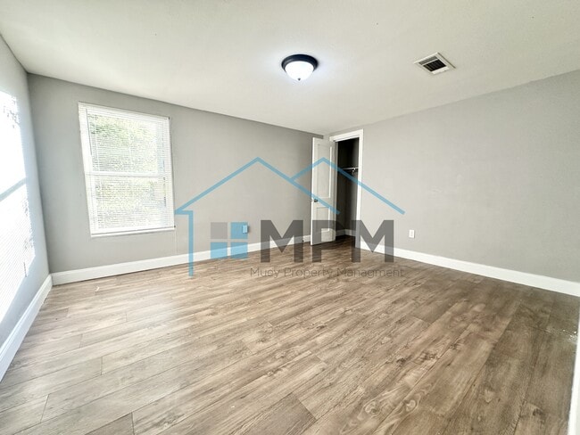 Building Photo - 119 S Riverbend Dr