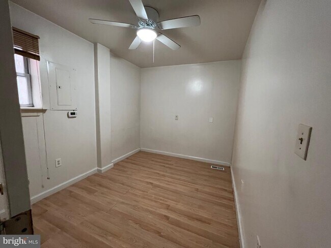 Building Photo - 515 W Girard Ave