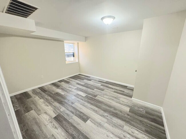 Building Photo - 305 S 6th St