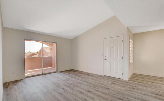 Building Photo - Highly Remodeled 1 Bedroom 2nd Floor Unit