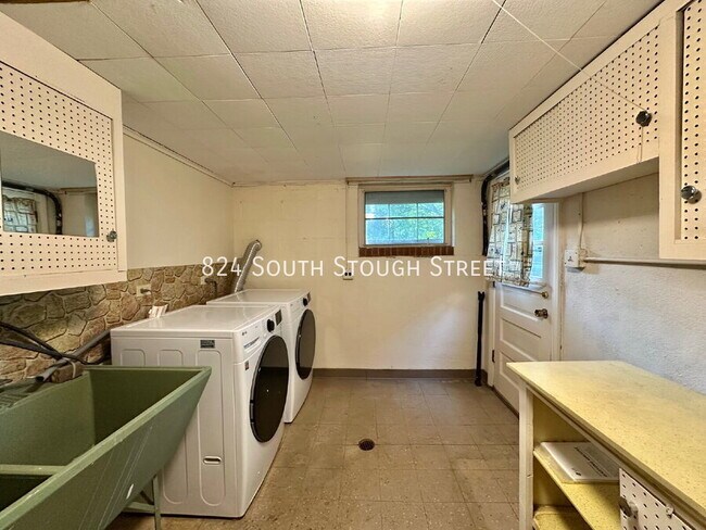 Building Photo - 824 S Stough St