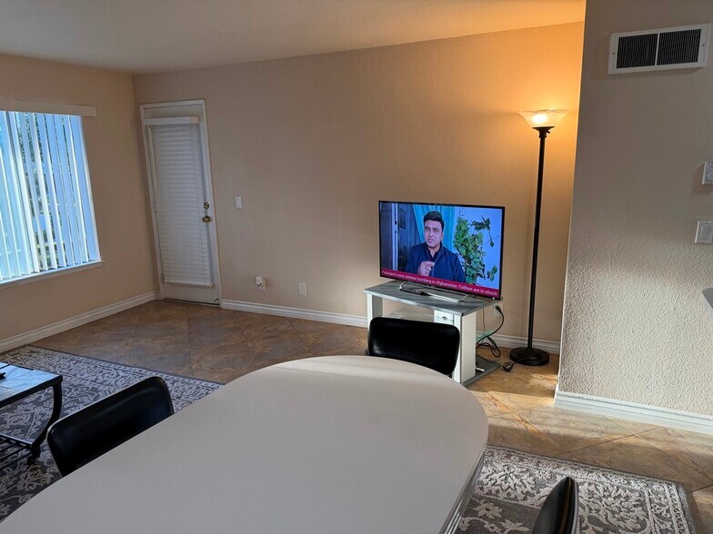 Building Photo - 8889 Caminito Plaza Centro