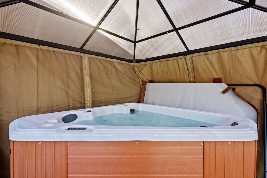 Building Photo - 980 E Bryan Ave