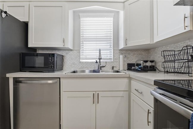 Building Photo - 7540 Bay Island Dr S