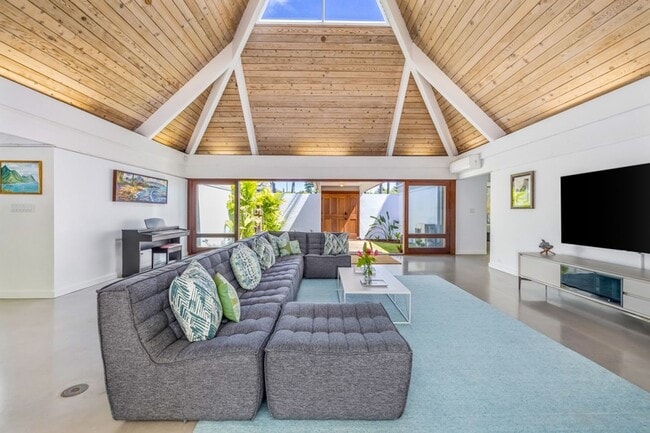 Building Photo - Elegant Home w/ Private Beach Access, Pool...