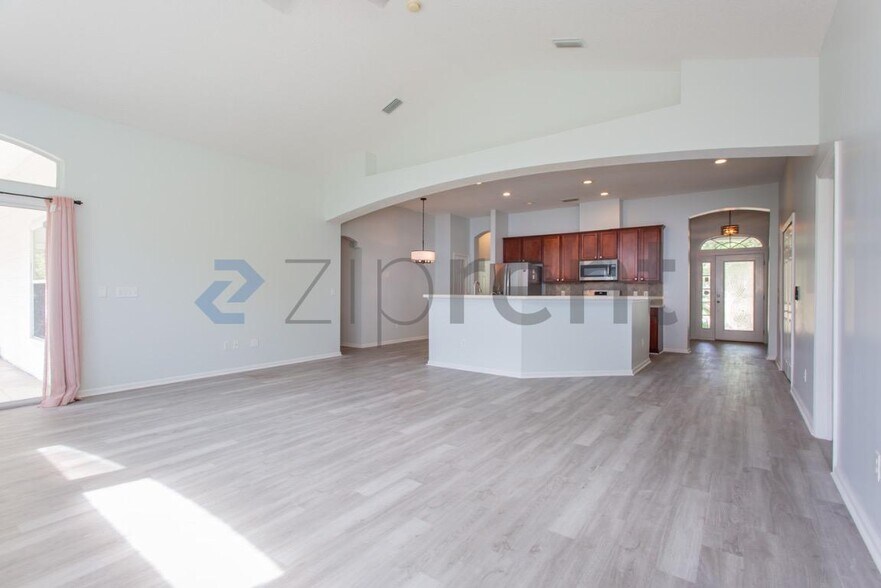 Building Photo - 168 Oak Common Ave