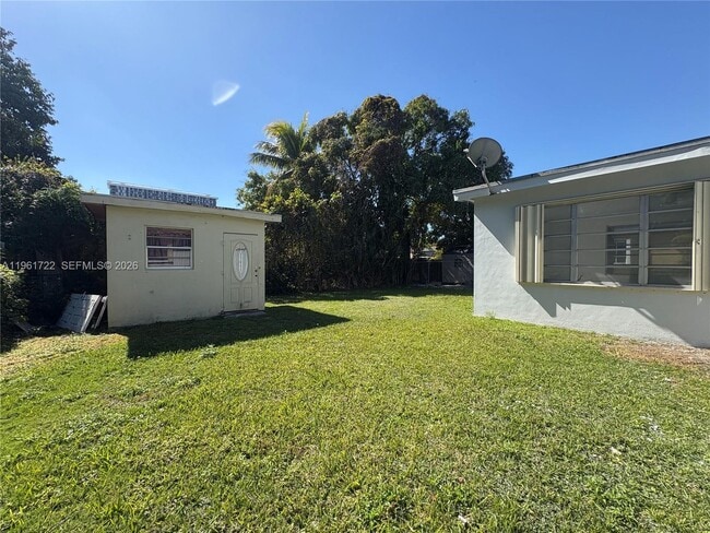 Building Photo - 2752 SW 25th Ter