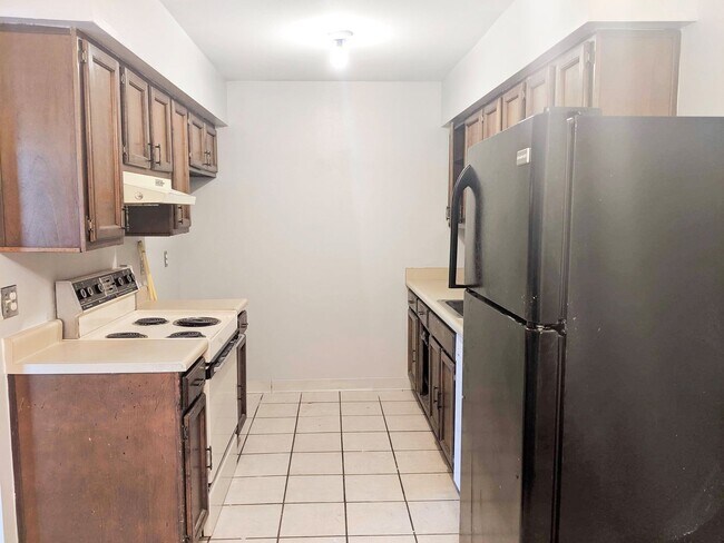 Building Photo - 1 Bedroom Condo (Available Immediately)