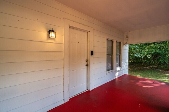 Building Photo - Move in Promo: $250 Off First Month's Rent!