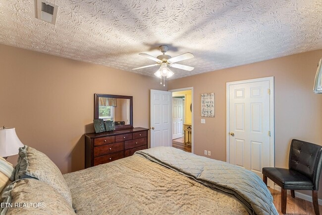 Building Photo - 519 Country Oaks Dr