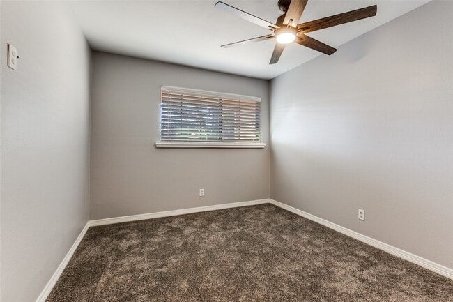 Building Photo - 351 Valley Park Dr