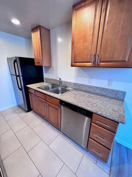 Building Photo - 1263 S Dunsmuir Ave