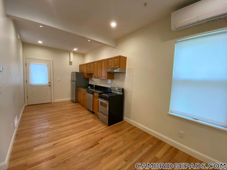 Building Photo - 379 Harvard St