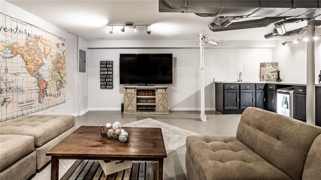 Building Photo - 5953 Rosslyn Ave