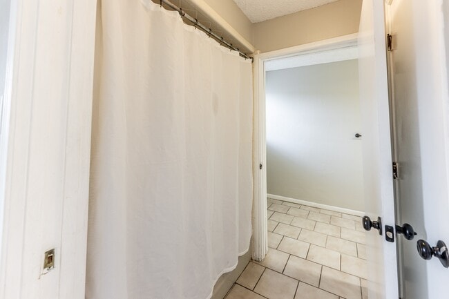 Building Photo - 1914 Rosewood Ln