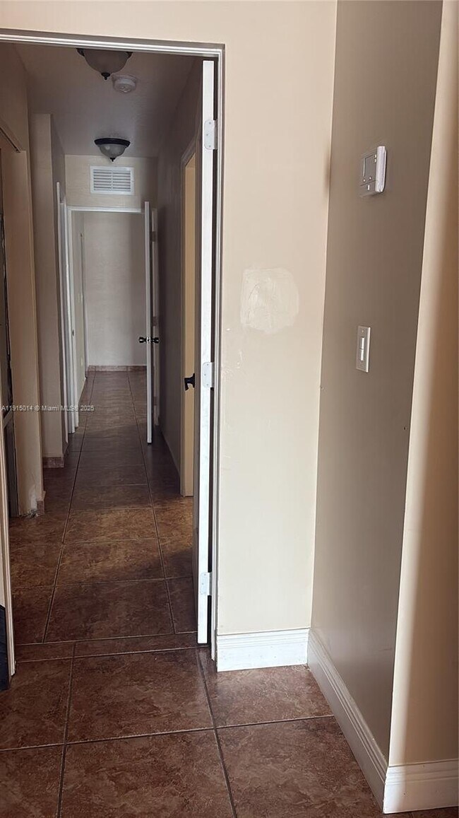 Building Photo - 819 E 26th St