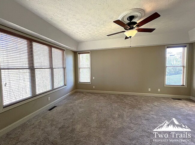 Building Photo - LUXURY MOUNTAIN LIVING IN GATED COMMUNITY