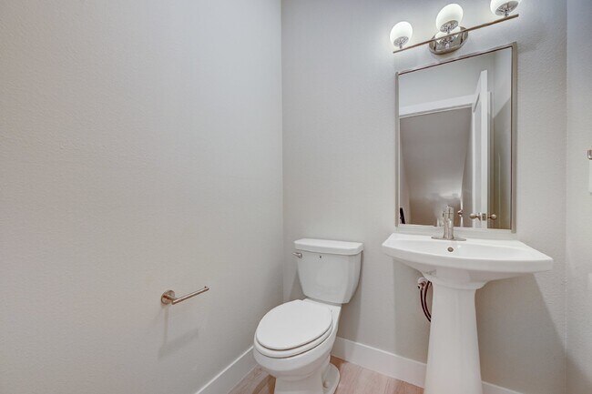 Building Photo - $3,900 - 4 Bed, 3.5 Bath Updated Townhome ...