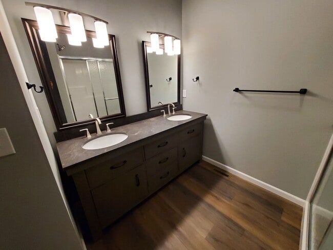 Building Photo - Charming 3-bedroom/2-bathroom duplex home in Washington, IL