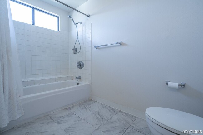 Building Photo - Spacious 3 Bed 2Bath SFM Pets Negotiable- WEST LOCH ESTATES - $3950/month