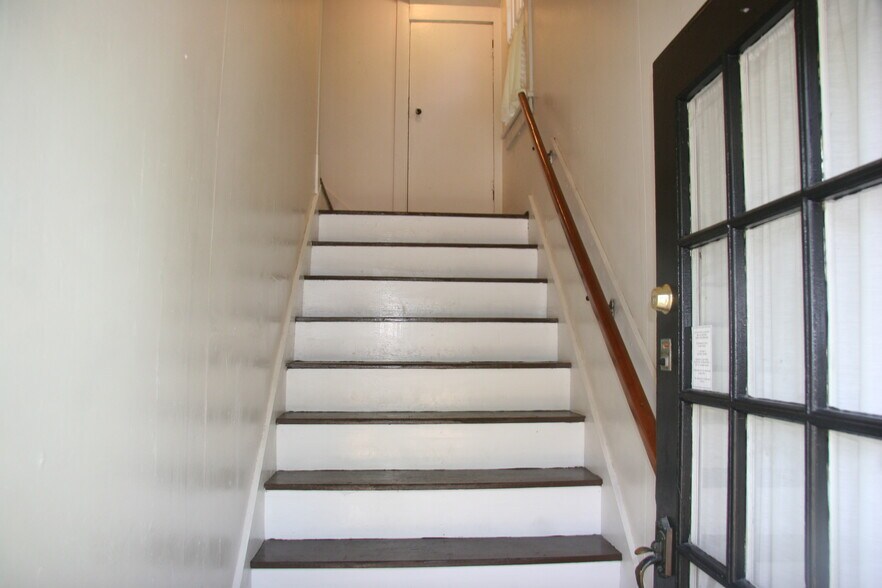 Building Photo - 491 Robinson St