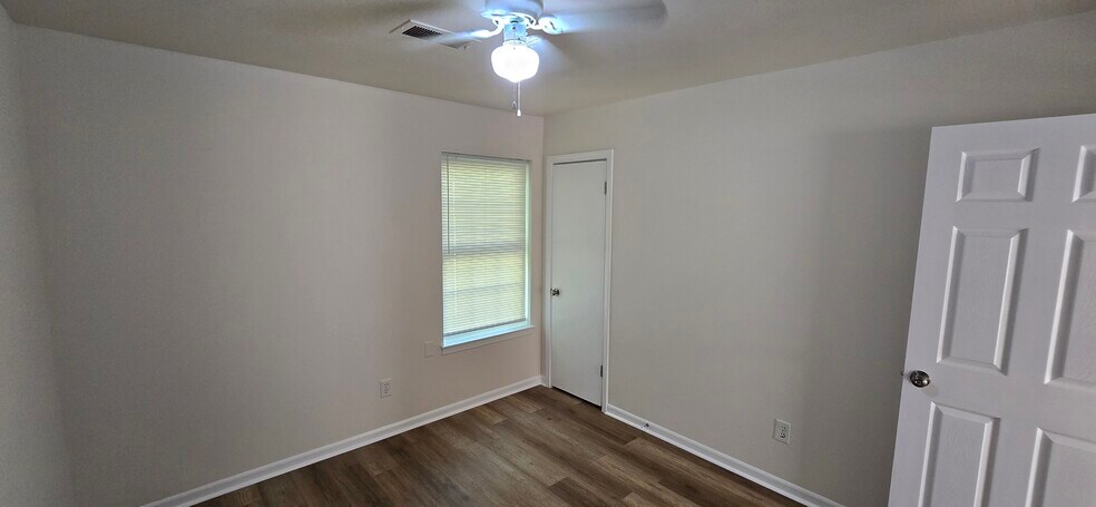 Building Photo - 5200 Broken Oak Dr