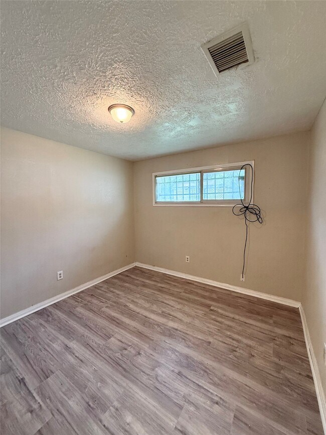 Building Photo - 3411 Drew St