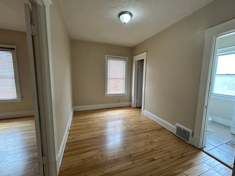 Building Photo - 1566 Ridgewood Ave