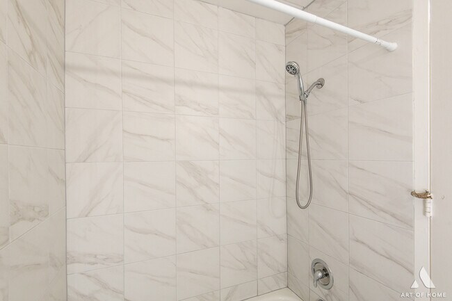 Building Photo - 18 E Old Willow Rd