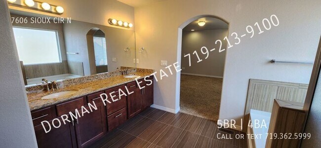 Building Photo - Single Family with Chef Kitchen