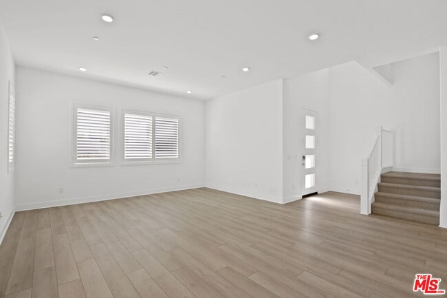 Building Photo - 147 Sawbuck
