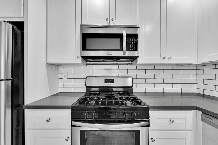 Building Photo - 925 W 30th St