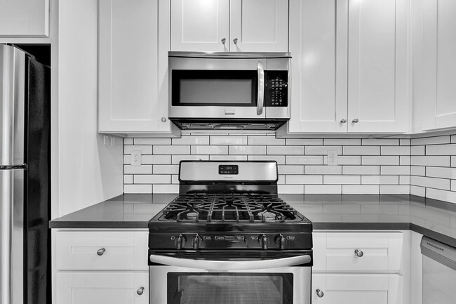 Building Photo - 925 W 30th St