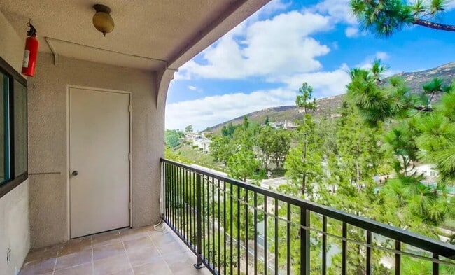 Building Photo - "Charming 1-Bedroom San Diego Retreat with...